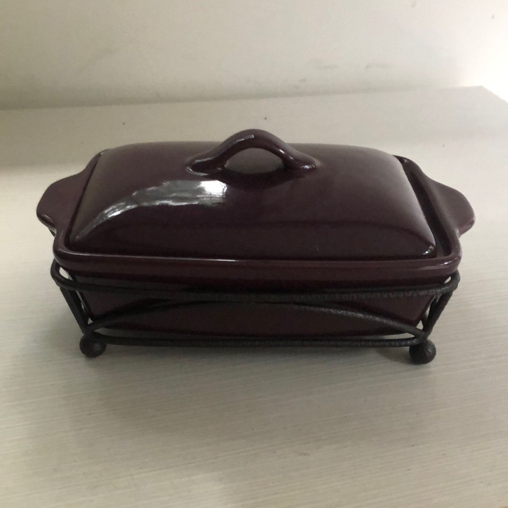 Tastefully simple casserole dish with lid and metal carrier